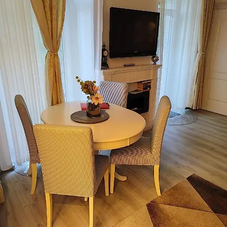 Apartment Park Ferienwohnung Mit Terrasse